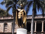 カメハメハ大王像のアップ