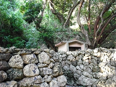 石垣の上に浜川御嶽の拝殿があります。